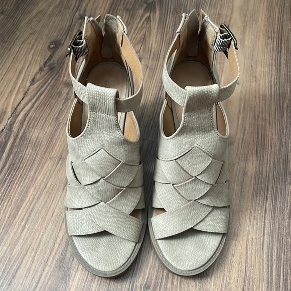 Tan Summer Heels - Picture 2 of 4